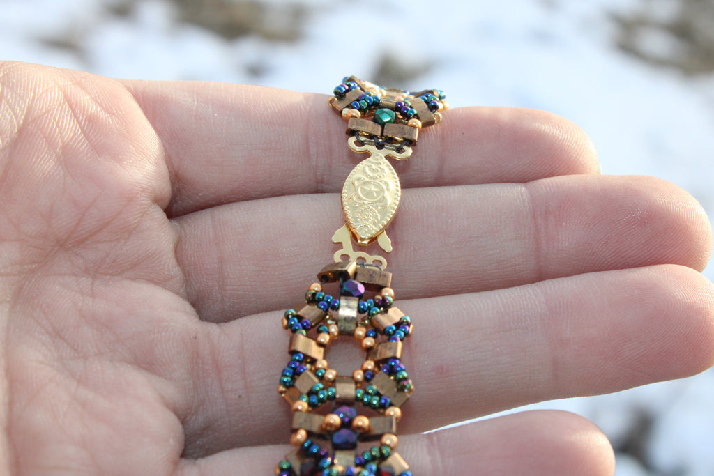 Cultured Pearl in Beaded Gold and Blue Bracelet